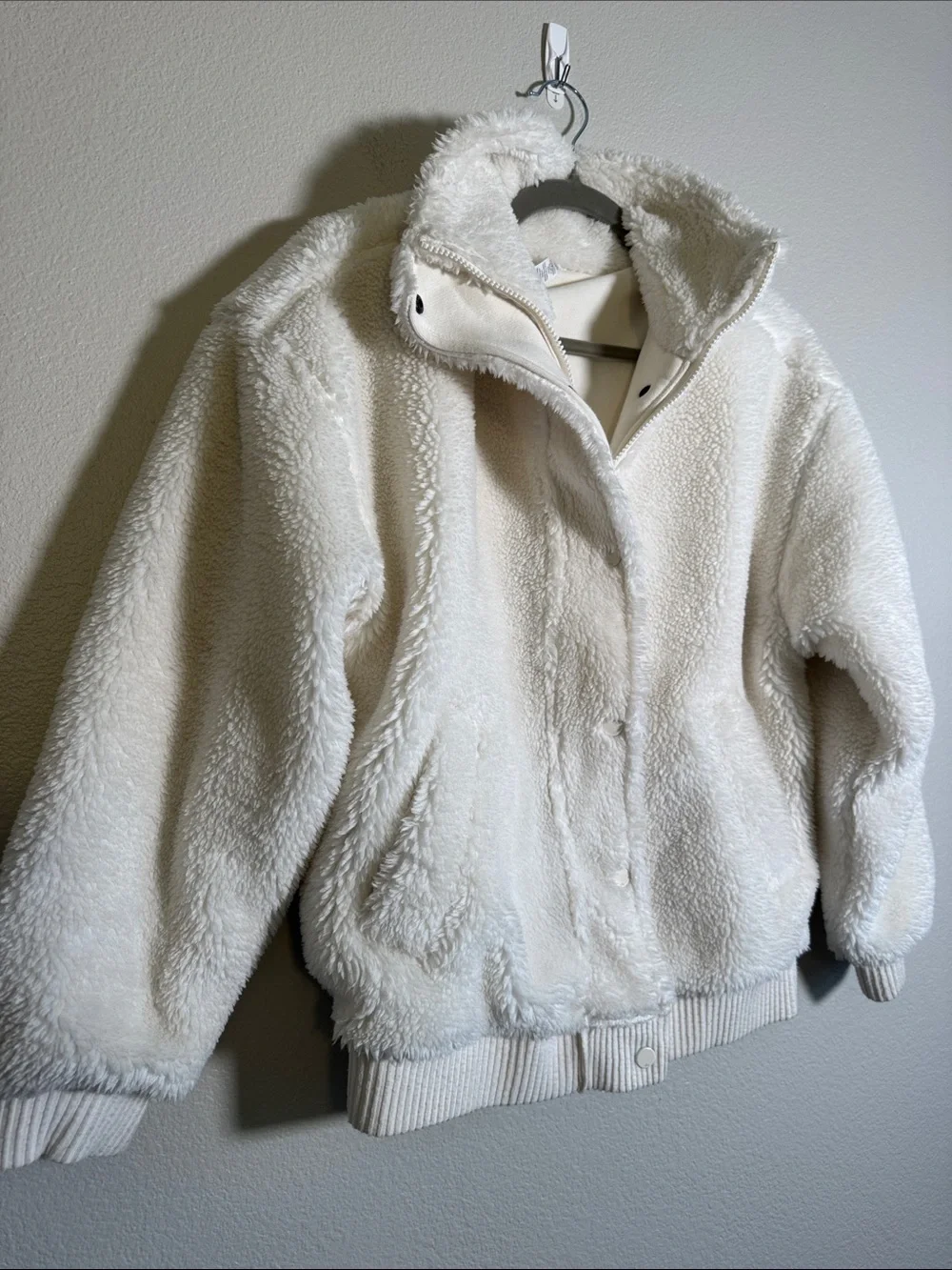 ALO Yoga Sherpa Varsity Fleece in Ivory - XS